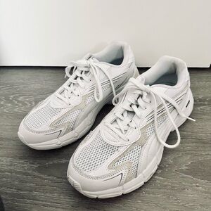 PUMA Tennis Shoes Size 10 Sneakers Beige and White Runners